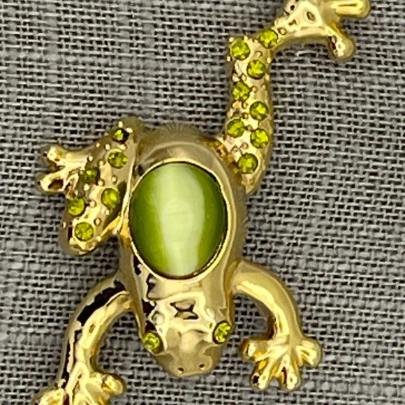 Vintage KC Brooch Gold Tone Frog Green Faux Cat Eye Jelly Belly Green Rhinestone - Picture 2 of 8